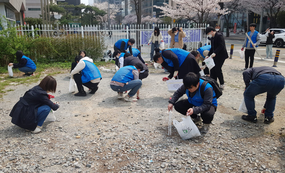 부산정보산업진흥원이 29일 센텀시티 일대에서 진행한 환경 정화 봉사활동.