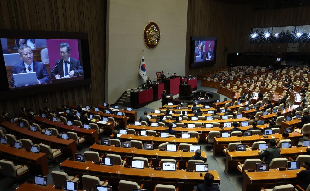 더불어민주당 정청래 의원이 지난 2월 6일 오후 열린 국회 정치·외교·통일·안보 분야 대정부질문에서 이상민 행정안전부 장관에게 질문하고 있다. 연합뉴스