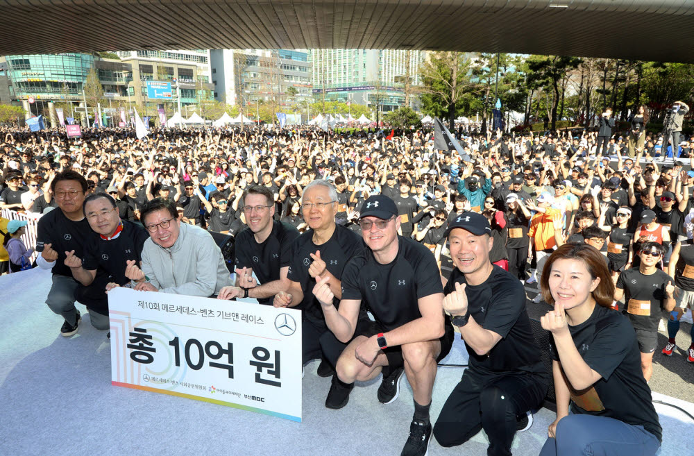 왼쪽부터 최병한 부산MBC 사장, 유재진 메르세데스-벤츠 사회공헌위원회 위원, 박형준 부산광역시장, 토마스 클라인 벤츠 사회공헌위원회 의장, 이훈규 아이들과미래재단 이사장, 스테판 알브레히트 벤츠 사회공헌위원회 위원, 이상국 위원, 이은정 위원이 제10회 기브앤 레이스 기부금 전달식에서 기념 촬영을 했다.