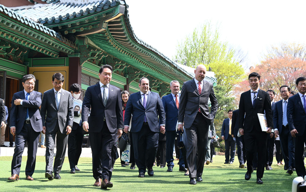 경제인 오찬장 향하는 BIE 실사단