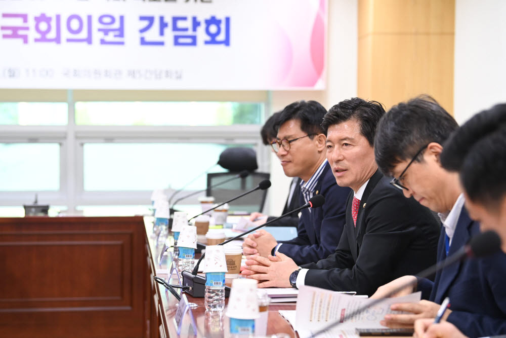 3일 국회에서 열린 2024년 국비 예산 확보 간담회에서 참석자들이 첨단전략산업 특화단지, 방산혁신클러스터사업 예산 확보 방안에 대해 논의하고 있다.