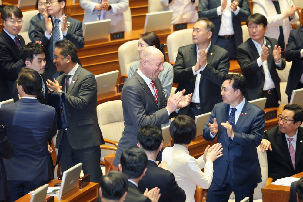 2030부산세계박람회(엑스포) 개최 후보지인 부산을 실사하기 위해 방한한 국제박람회기구(BIE) 실사단의 단장인 파트릭 슈페히트 행정예산위원장이 3일 오후 국회에서 열린 본회의에서 2030부산세계박람회(엑스포)의 성공적 유치 및 개최를 위한 결의안을 전달받기 위해 이동하고 있다. 연합뉴스