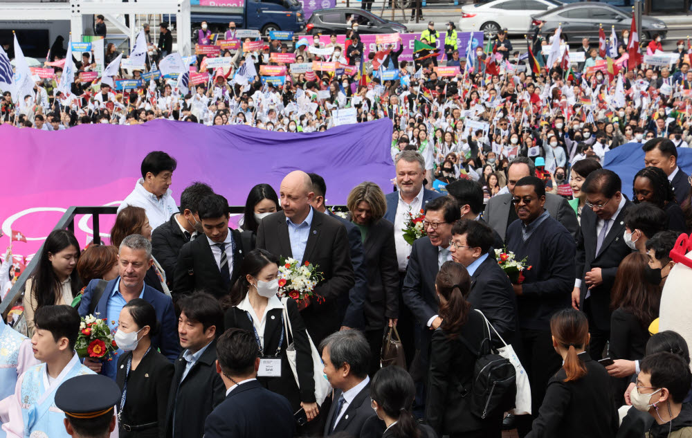 부산에 도착한 BIE 실사단