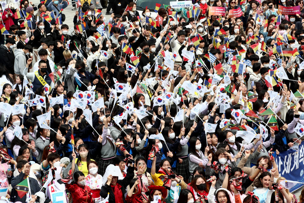 부산에 도착한 BIE 실사단