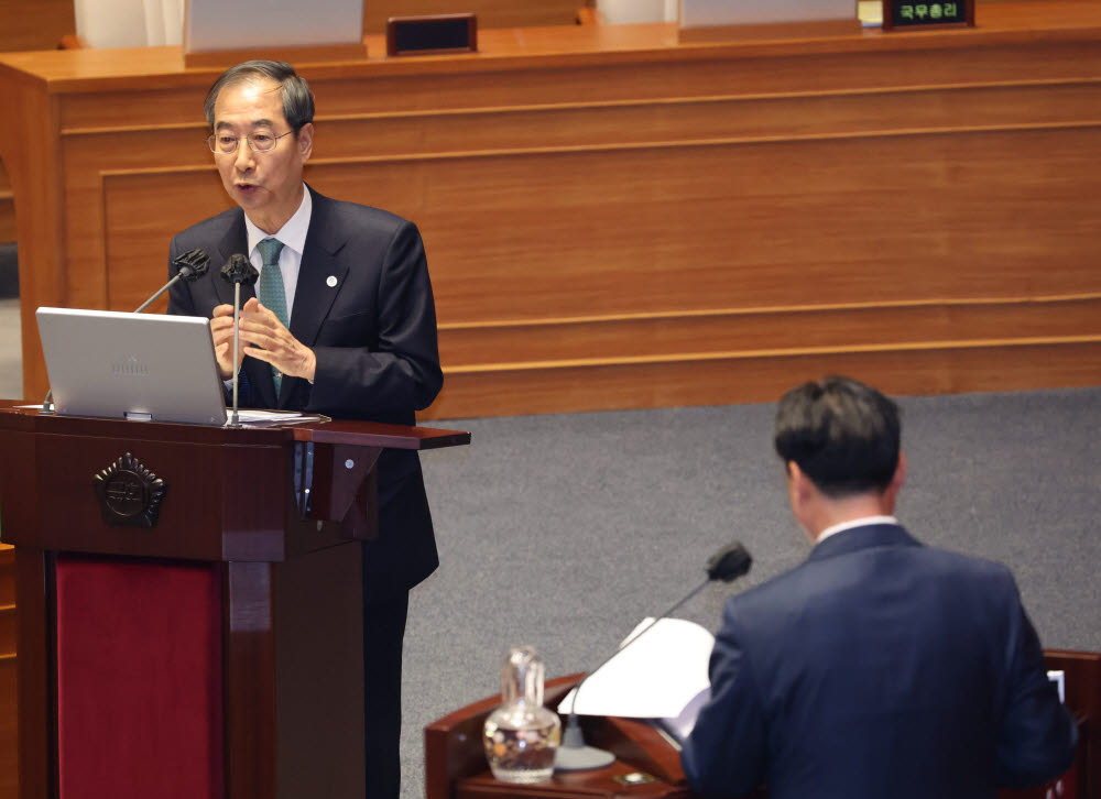 한덕수 국무총리가 4일 국회에서 열린 경제에 관한 대정부질문에서 의원 질의에 답변하고 있다. 연합뉴스