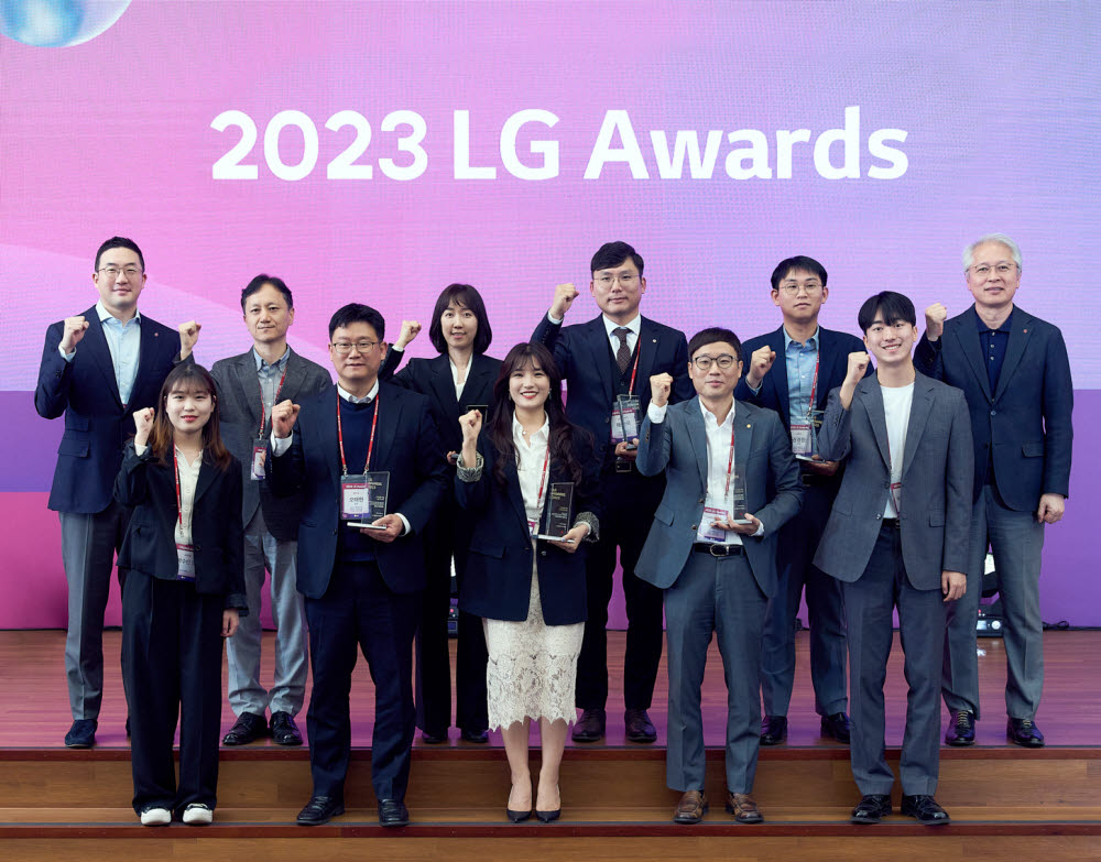 구광모 LG 회장(뒷줄 맨 왼쪽)이 4일 경기도 이천 LG인화원에서 열린 LG 어워즈에서 고객 대표, 수상자들과 기념 촬영했다.