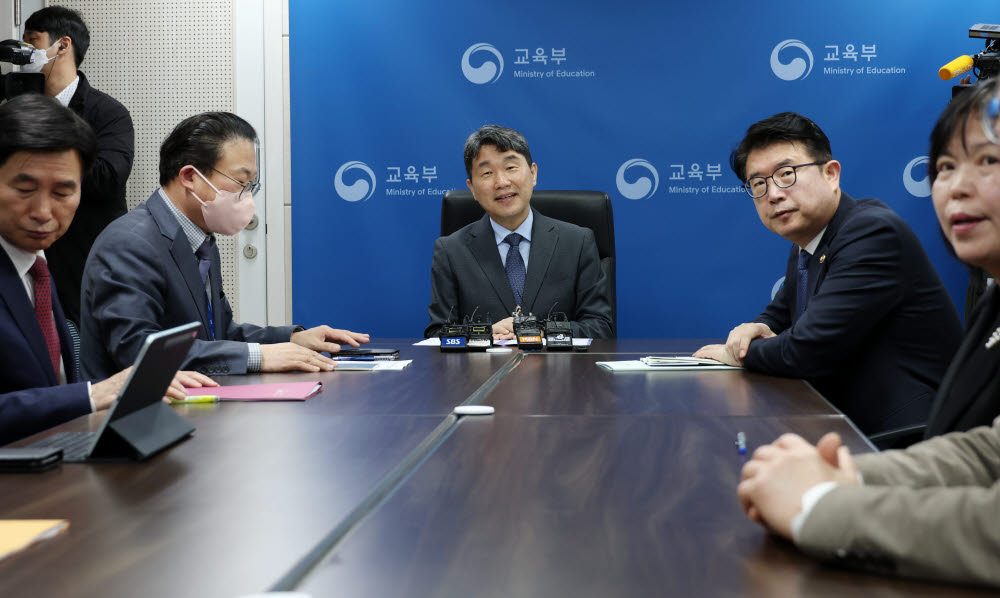 이주호 부총리가 한국교육시설안전원에서 사교육비 경감 정책토론회를 주재하고 있다.(사진=교육부 제공)