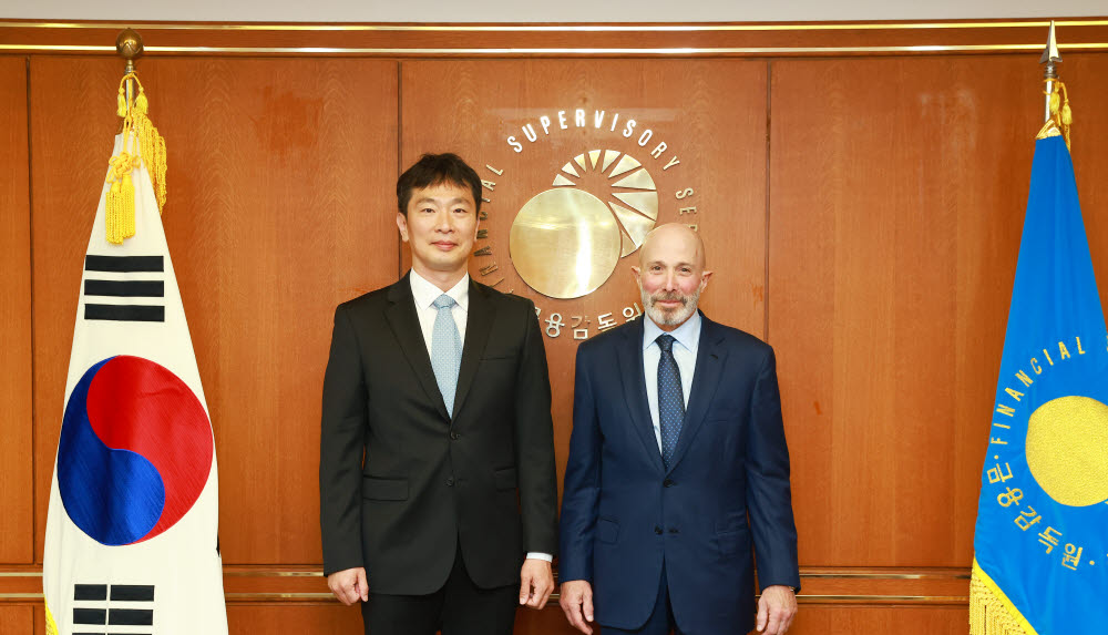 이복현 금감원장(왼쪽)이 에반 그린버그 미국 처브그룹 회장과 만나 향후 국내 투자 확대 등을 논의하고 기념촬영했다.