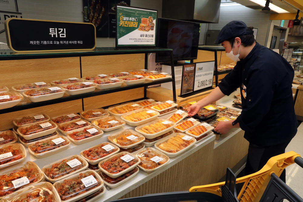 이마트 델리매장에서 직원이 물건을 진열하고 있다.