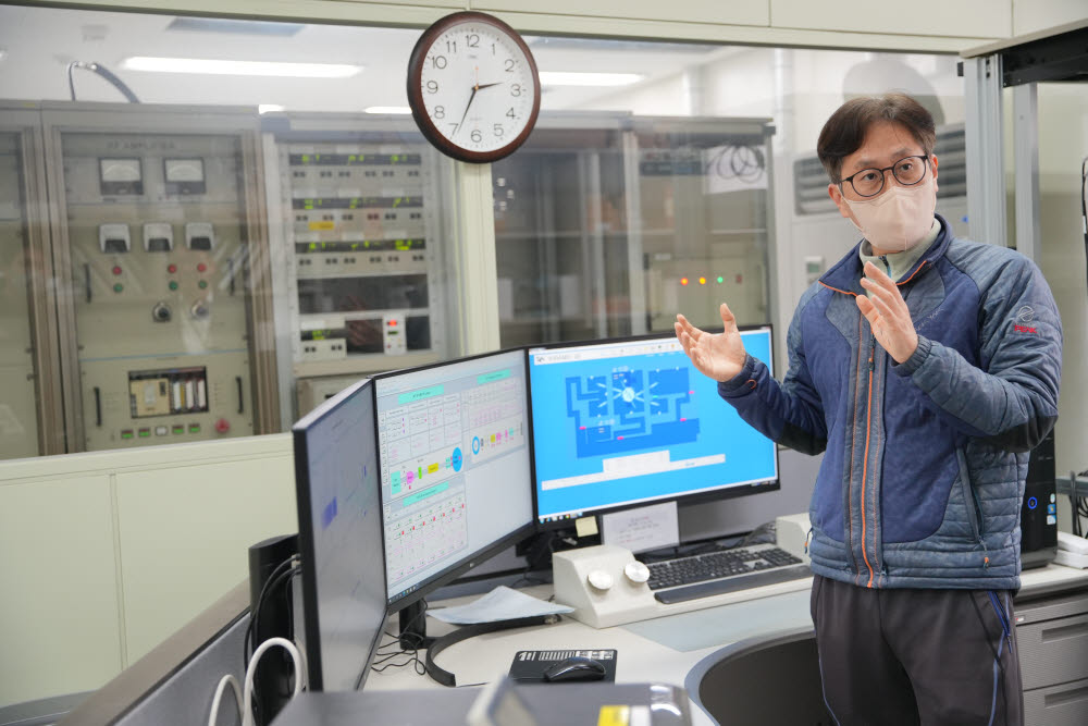 공영배 책임연구원이 사이클로트론 제어 시스템을 설명하고 있다.