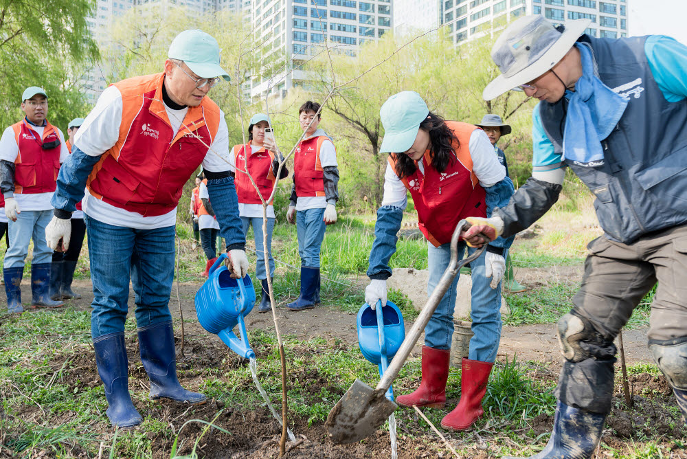 (서울=연합뉴스) SK네트웍스가 창립 70주년을 기념해 모든 구성원이 온·오프라인을 통해 지역 사회와 취약계층을 지원하는 지구 네트워킹(지역사회와 구성원의 사회공헌 네트워킹) 프로젝트를 실시했다고 9일 밝혔다. 사진은 이호정 대표이사 사장이 여의샛강공원에서 구성원들과 숲 가꾸기 봉사활동을 하는 모습. 2023.4.9 photo@yna.co.kr