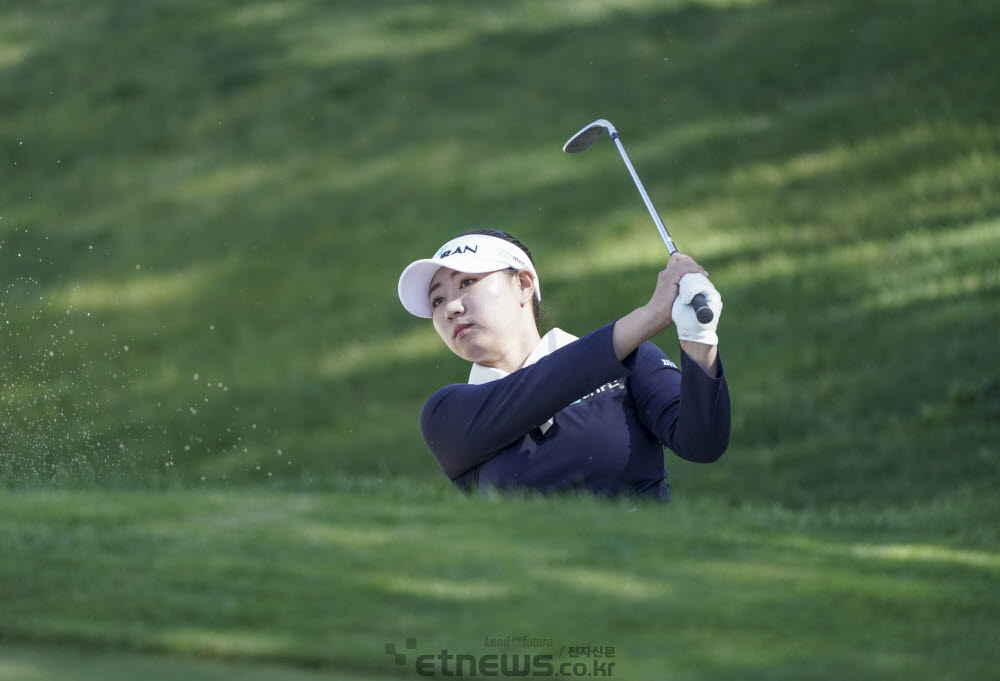 [포토]강채연, 높은 벙커를 넘기는 샷