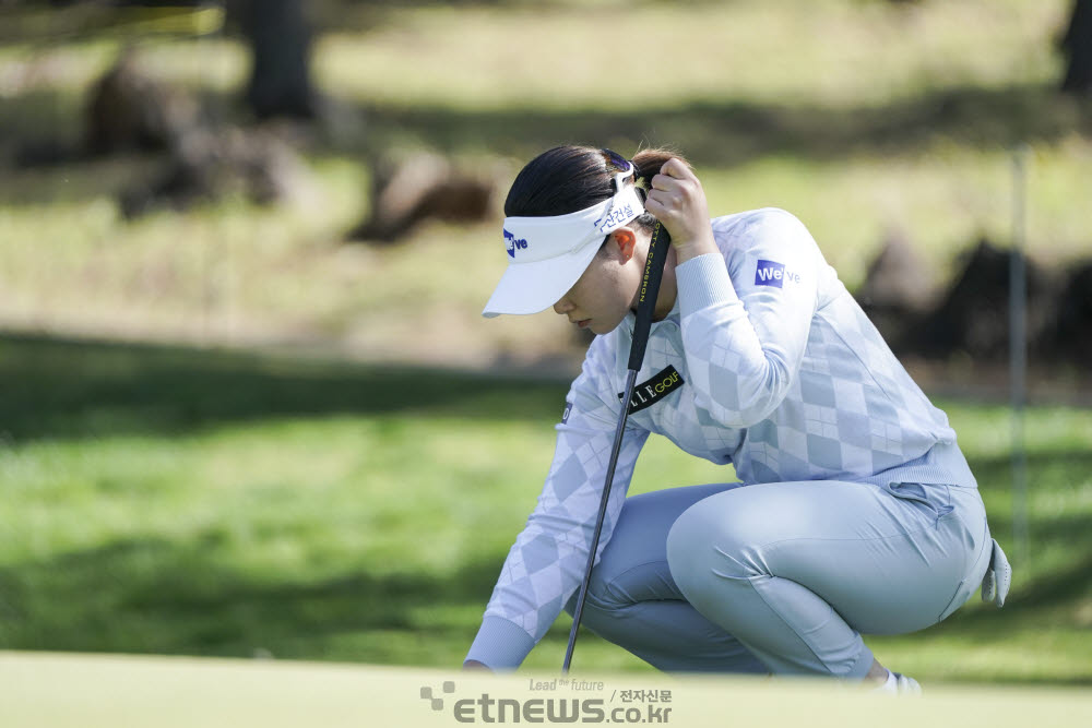 [포토]버디퍼트를 준비하는 임희정