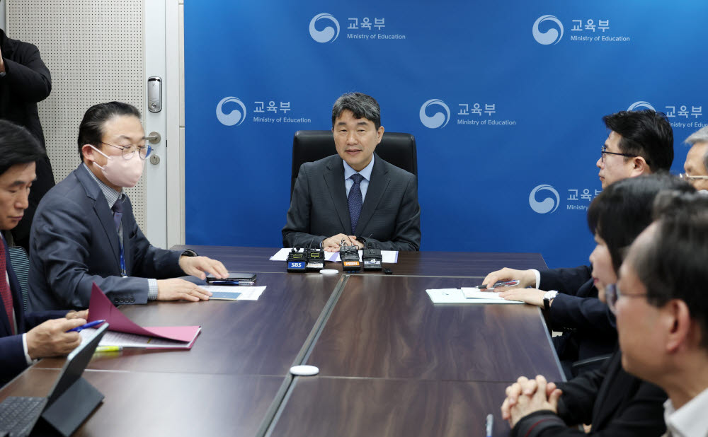 이주호 부총리가 지난 5일 사교육비 경감 정책토론회를 주재하고 있다.(사진=교육부 제공)