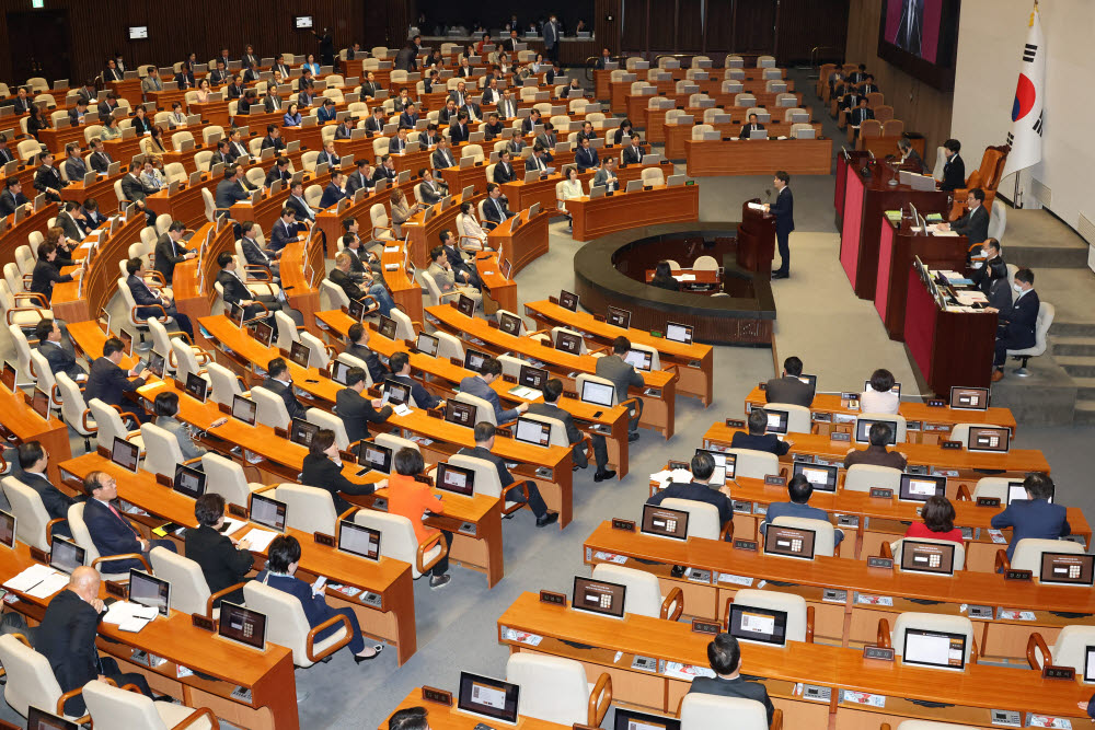 10일 오후 국회에서 열린 전원위원회에서 더불어민주당 이탄희 의원이 첫번째 토론자로 나와 발언하고 있다. 연합