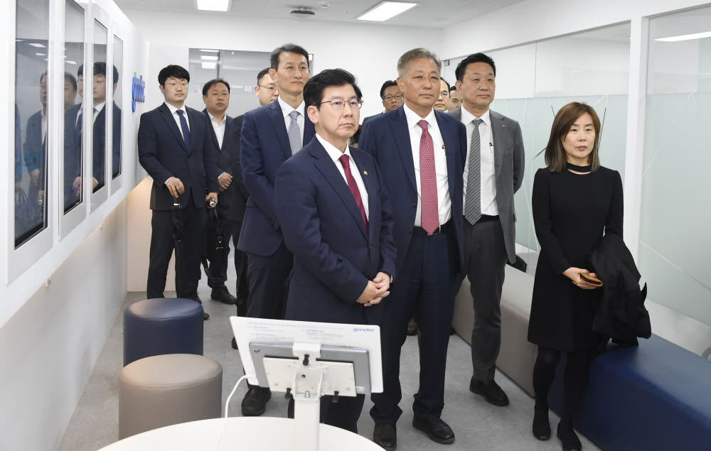 최상대 기획재정부 차관이 11일 서울 강남구 굿닥을 방문, 공공데이터 활용사례에 대한 관계자의 설명을 듣고 있다.