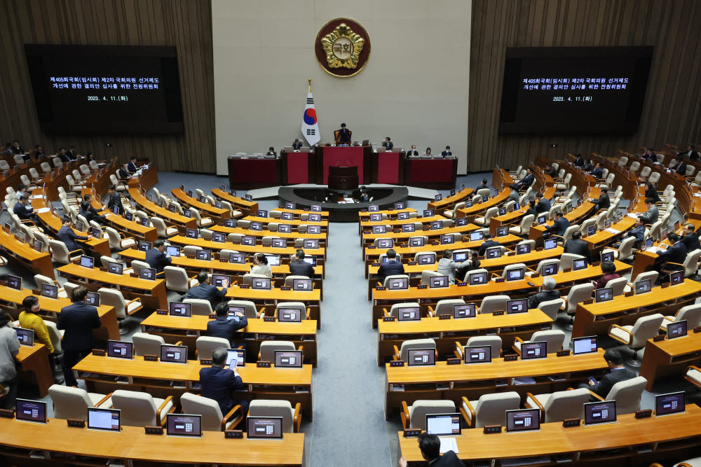 11일 오후 국회 본회의장에서 2차 국회의원 선거제도 개선에 관한 결의안 심사를 위한 전원위원회가 열리고 있다. <연합>