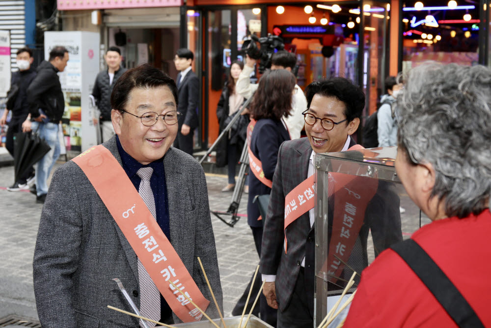 박성효 소상공인시장진흥공단 이사장이 11일 대전 으능정이상점가에서 충전식 카드형 온누리상품권 홍보 캠페인에 나섰다.(사진=소상공인시장진흥공단)