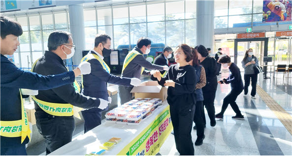 국립대구과학관이 11일 상호존중의 날, 출근맞이 행사를 열었다.