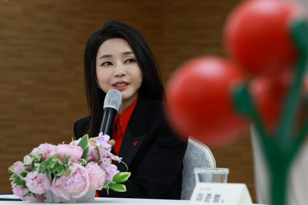 김건희 여사가 11일 서울 중구 사랑의열매 회관에서 열린 나눔실천 기부자 간담회에 참석하고 있다. 사회복지공동모금회는 그동안 대통령 배우자를 명예회장으로 추대해왔으며, 이날 김 여사는 제5대 명예회장으로 추대됐다. 대통령실 제공