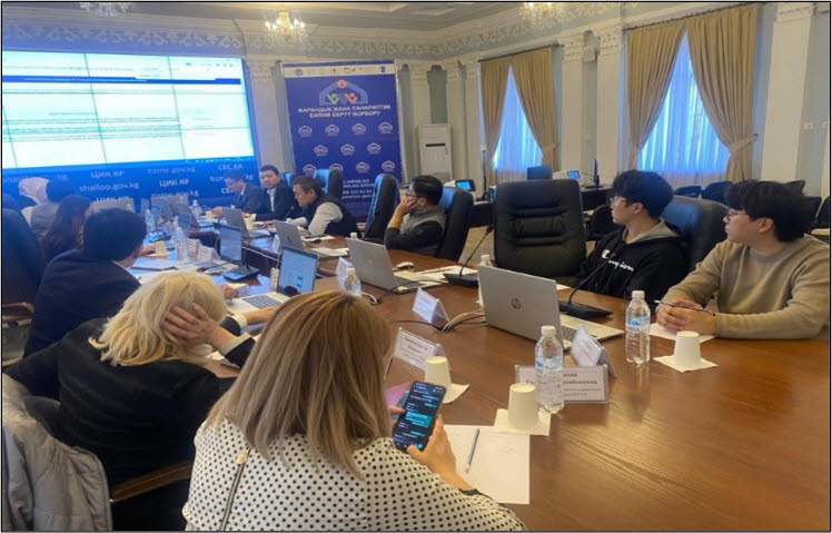 한국전자투표 및 키르기스스탄 중앙선거관리위원회 관계자들이 9일 바켄트지역 온라인 투표 상황을 모니터링하고 있다.(한국전자투표 제공)
