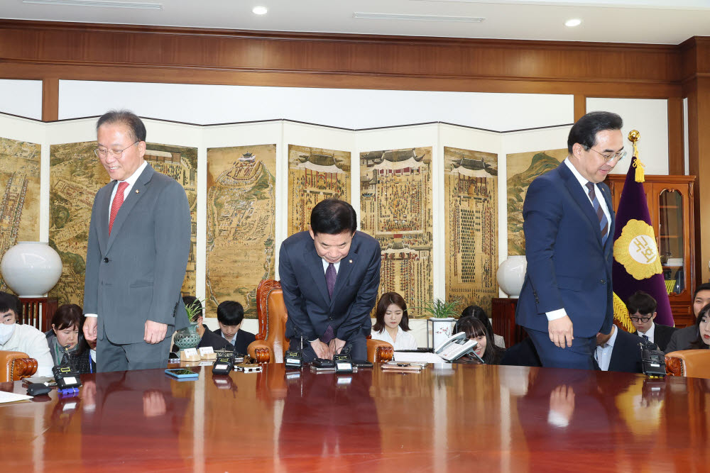 국민의힘 윤재옥 원내대표(왼쪽)와 더불어민주당 박홍근 원내대표가 12일 오전 국회에서 열린 김진표 국회의장 주재 교섭단체 원내대표 회동에서 기념촬영을 마친 뒤 자리로 돌아가고 있다.<연합>