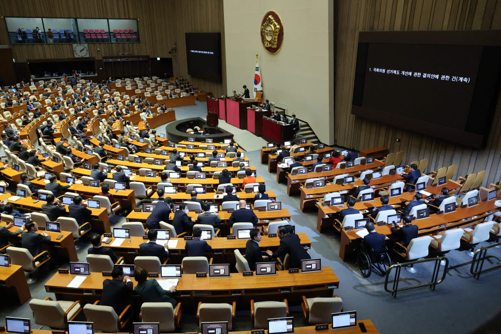 내년 총선에 적용할 선거제 개편안(공직선거법 개정안)을 논의하기 위한 국회 전원위원회(전원위)가 10일 오후 국회에서 나흘간 개최돼 여야 의원들이 난상토론을 벌이고 있다. 전원위 개최는 지난 2003년 이라크 전쟁 파견 연장 동의안에 대한 토론 이후 20년 만이다. 선거법 개정 시한을 앞두고 김진표 국회의장이 국회 논의에 속도를 붙이기 위해 공식 제안한 여야 합의 기구인 셈이다. 전원위 토론에 참여하는 의원은 총 100명으로, 의석 비율에 따라 각 정당에 배분됐다. 더불어민주당 54명, 국민의힘 38명, 비교섭단체 의원 8명이다. 연합뉴스