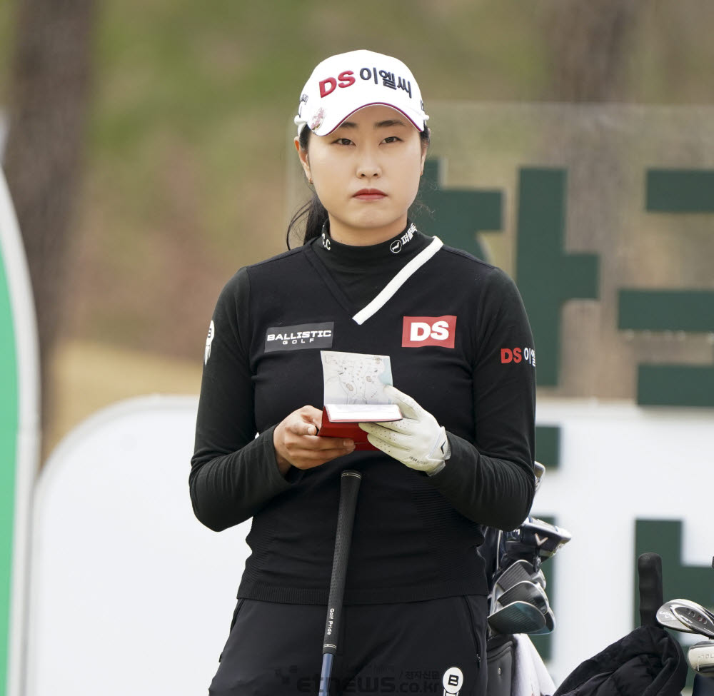 [포토]김우정, 코스를 파악한다