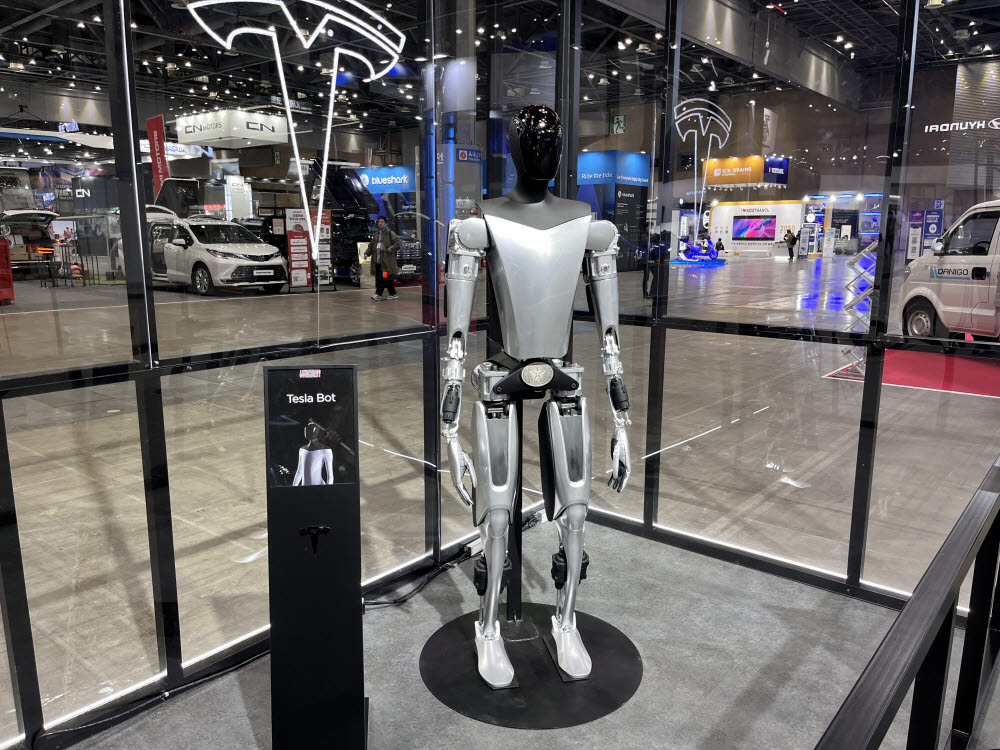테슬라가 지난달 서울모빌리티쇼에서 전시한 인간형 로봇 테슬라봇 모형.
