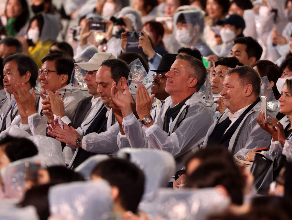 5일 오후 부산 해운대구 영화의전당에서 열린 K-컬쳐 나이트 행사에 국제박람회기구(BIE) 실사단이 케이팝 공연을 관람하고 있다. 연합뉴스