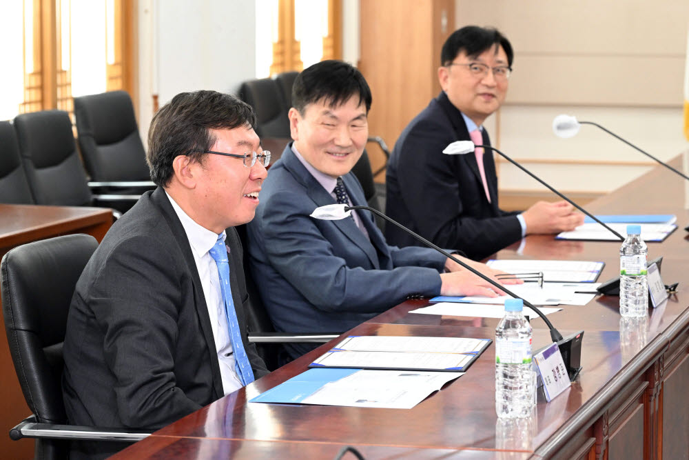 강병준 전자신문 대표(왼쪽부터), 임채성 서울교대 총장, 조준희 한국소프트웨어산업협회장이 SW와 AI 디지털 인재양성을 위한 협약 체결에 앞서 인사말을 하고 있다. 김민수기자 mskim@etnews.com