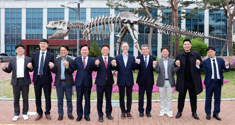 경북도와 구글클라우드 관계자들이 AI 인재양성 협약을 맺고 있다.