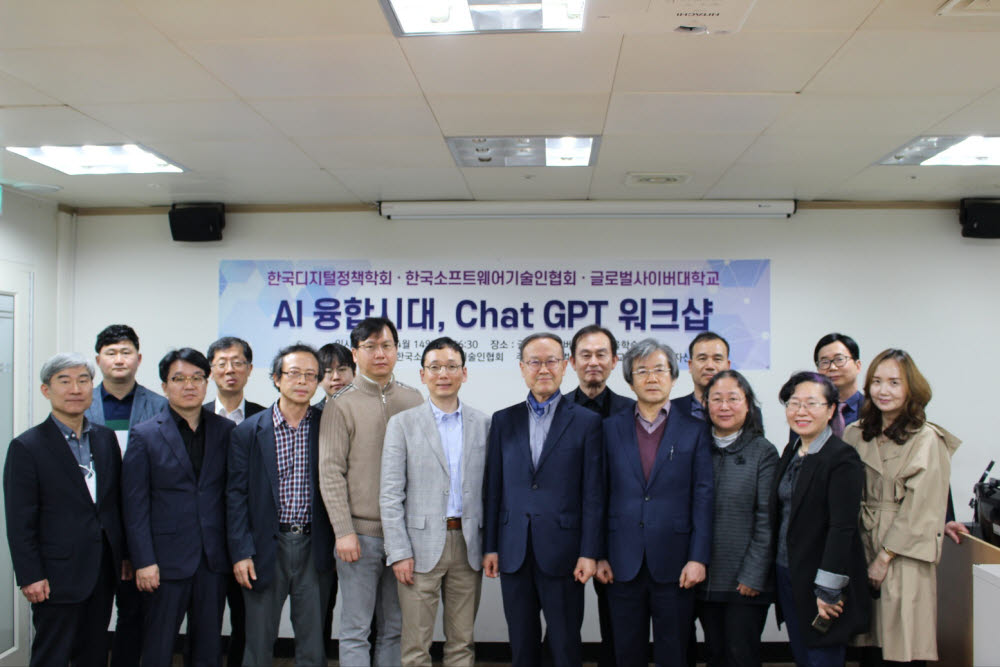 노규성 한국소프트웨어기술인협회 회장(가운데 오른쪽)과 윤훈주 유비유넷 대표(가운데 왼쪽)을 비롯한 워크샵 참석자들이 기념촬영을 하고 있다.