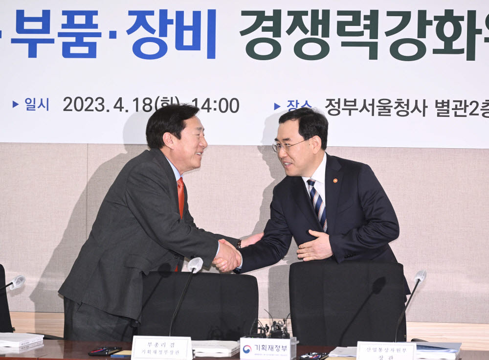 인사 나누는 이창양 산업통상자원부 장관