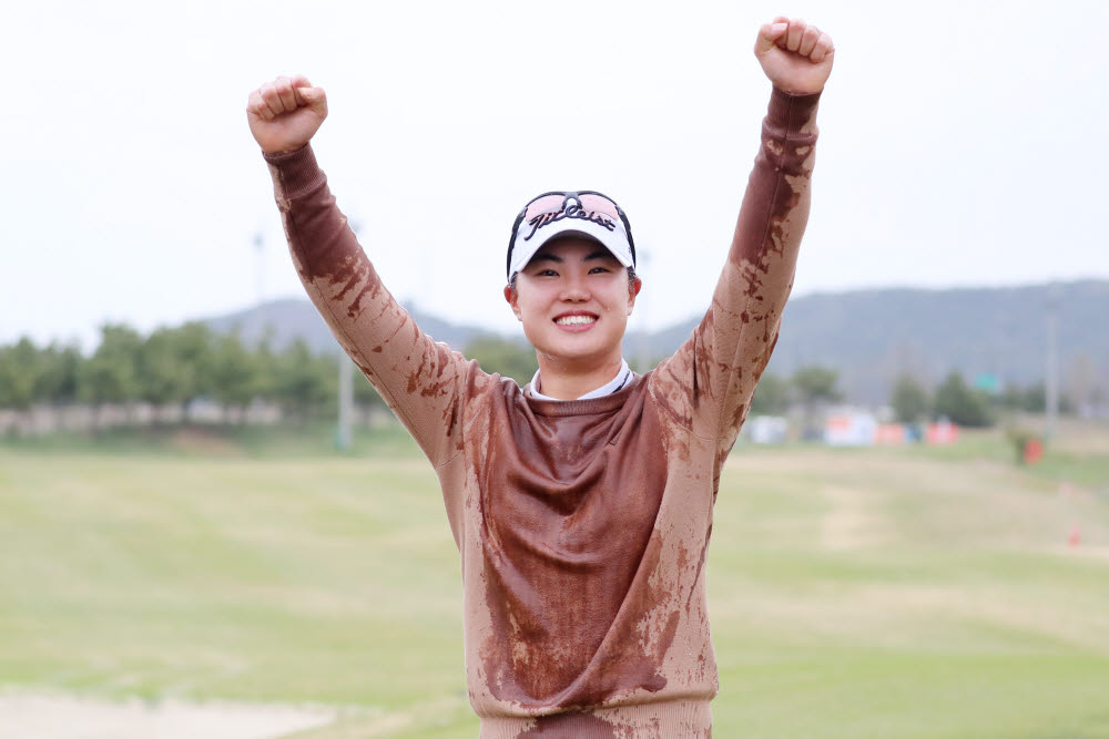 KLPGA 2023 엠씨스퀘어·군산CC 드림투어 2차전 우승 뒤 기뻐하는 신보민 선수.