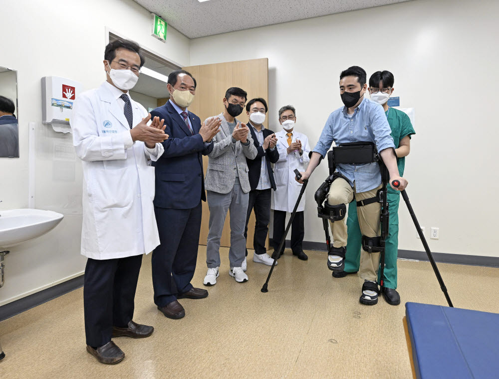 의료용 착용 로봇 엑스블 멕스를 시연하고 있다.