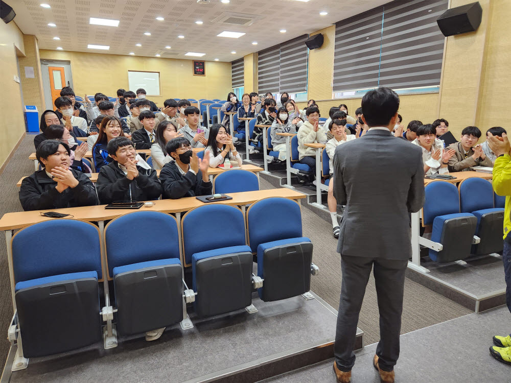 대전 중일 고등학교 재학생들이 AI 쉽게 활용하기 강연을 경청하고 있다.