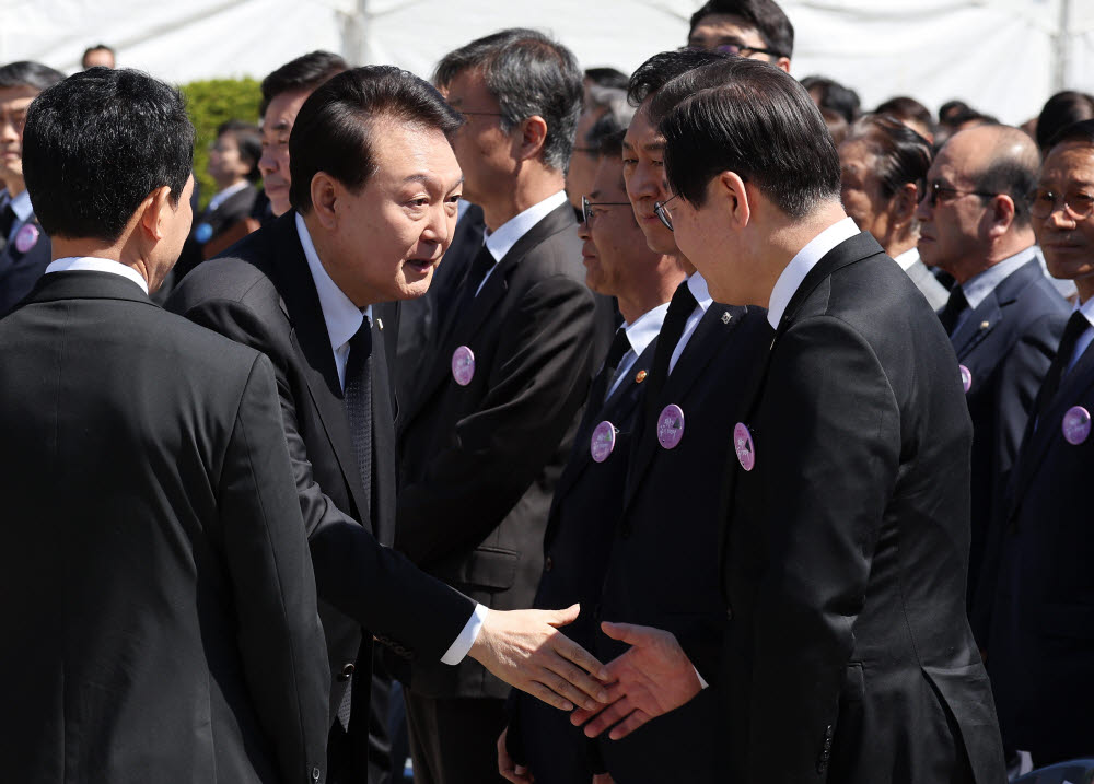 윤석열 대통령이 19일 서울 강북구 수유동 국립 4·19민주묘지에서 열린 제63주년 4·19혁명 기념식에서 더불어민주당 이재명 대표와 악수하고 있다. 연합뉴스