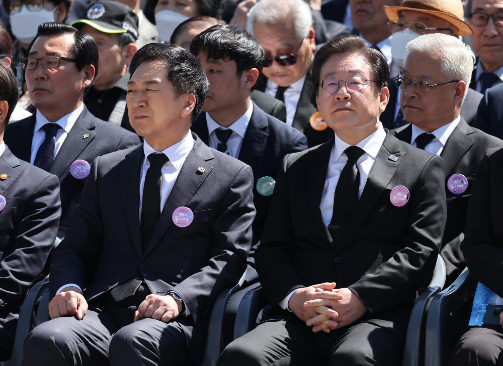 국민의힘 김기현 대표와 더불어민주당 이재명 대표가 19일 서울 강북구 수유동 국립4·19민주묘지에서 열린 제63주년 4·19혁명 기념식에 참석하고 있다. 연합뉴스