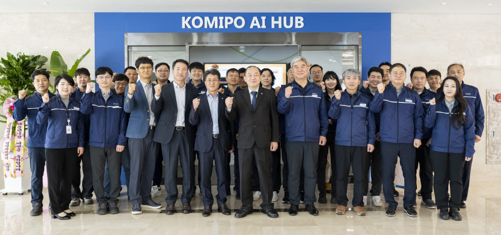 한국중부발전은 19일 충남 보령시 KOMIPO 기술연구원에서 코미포 AI 허브(KOMIPO AI HUB) 준공행사를 개최했다. 김호빈 중부발전 사장(첫째줄 왼쪽 여섯번째)과 직원들이 기념사진을 촬영하고 있다.