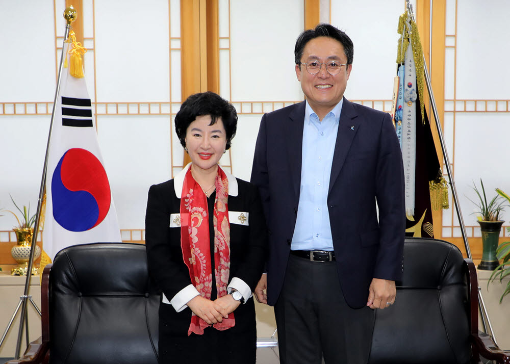 강신숙 수협은행장(왼쪽)과 강도형 한국해양과학기술원 원장이 기념촬영 했다.