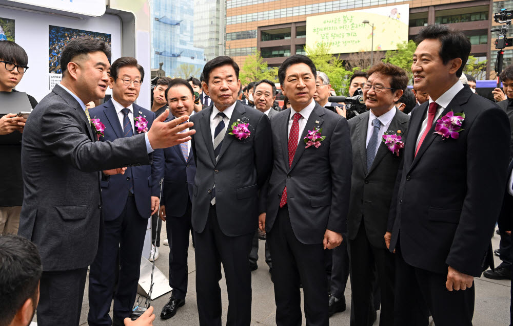 이호재 한국사진기자협회 회장이 20일 서울 광화문광장에서 열린 제59회 한국보도사진전 개막식에서 김진표 국회의장을 비롯한 내빈들에게 전시된 보도사진에 대해 설명하고 있다. 왼쪽부터 이 회장, 이재명 더불어민주당 대표, 윤홍근 한국사진기자협회 자문위원장·제너시스 BBQ그룹 회장, 김진표 국회의장, 김기현 국민의힘 대표, 박보균 문화체육관광부 장관, 오세훈 서울시장.