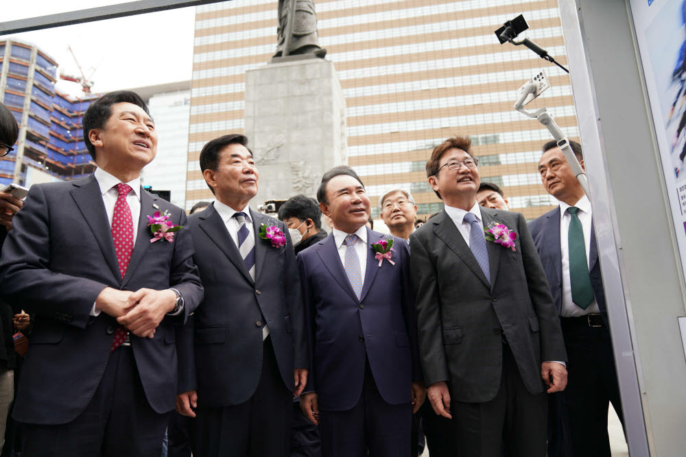 김기현 국민의힘 대표, 김진표 국회의장, 윤홍근 한국사진기자협회 자문위원장·제너시스 BBQ그룹 회장, 박보균 문화체육관광부 장관이 20일 서울 종로구 광화문 광장에서 열린 제59회 한국보도사진전 개막식에 참석해 전시된 사진을 보고 있다.