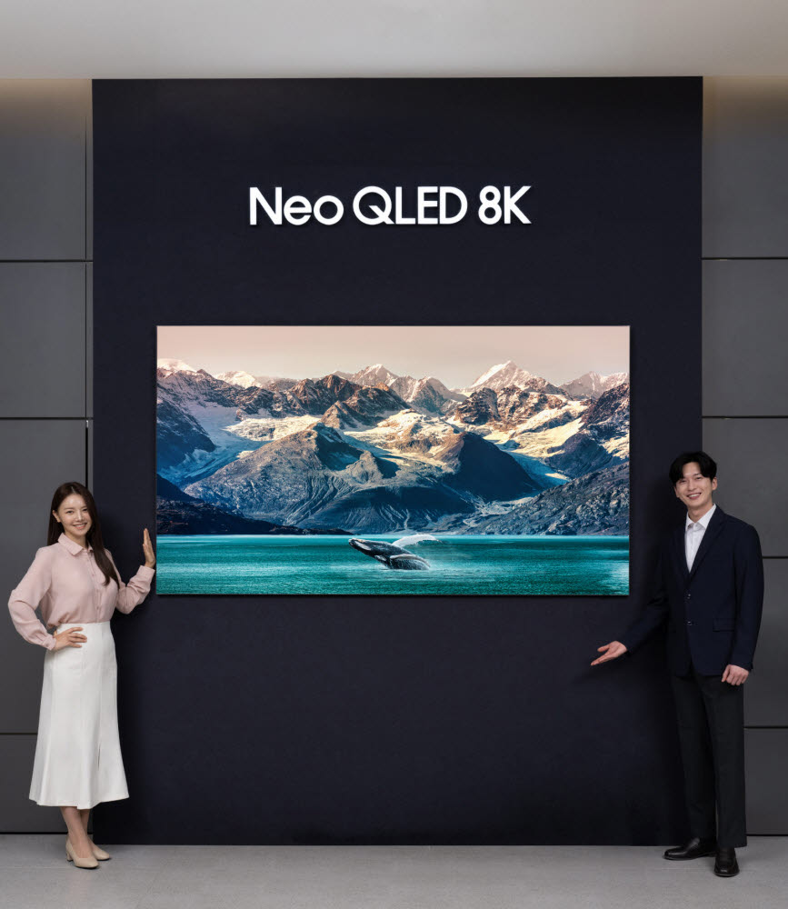 삼성전자 모델이 서울 대치동에 위치한 삼성 디지털프라자 대치본점에서 2023형 Neo QLED 8K 85형 제품을 소개하고 있다.