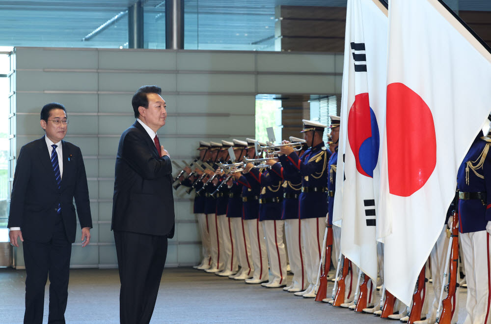 1박2일 일정으로 일본을 방문한 윤석열 대통령이 지난달 16일 오후 일본 도쿄 총리 관저에서 기시다 후미오 총리와 의장대 사열에 앞서 국기에 경례하고 있다. 연합뉴스