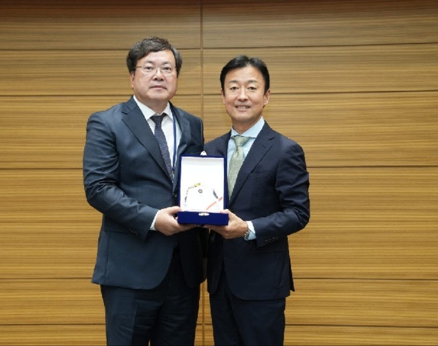 원유재 한국정보보호학회 회장(왼쪽)과 장인수 베스핀글로벌 한국 총괄 대표