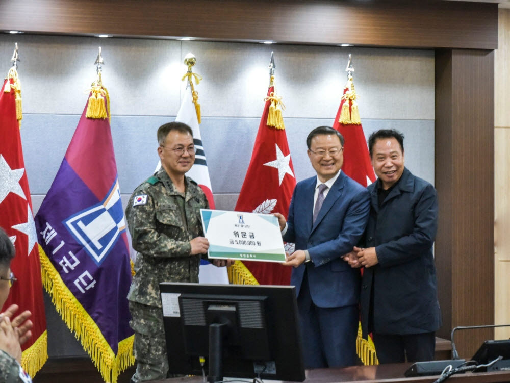 영락회 서울포럼은 지난 21일 자매결연부대 대한민국 육군 제1군단 광개토부대를 방문해 국군장병을 위문하는 뜻깊은 시간을 가졌다(왼쪽부터 강호필 군단장, 김병태 영락회 서울포럼 회장, 김태창 정민문화사 대표).