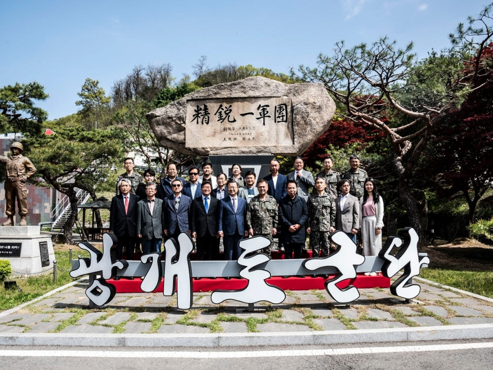 영락회는 육군1군단 광개토부대를 방문하고 기념촬영했다.