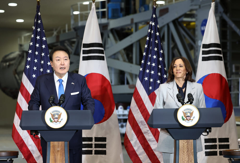 해리스 미국 부통령과 공동연설 하는 윤석열 대통령