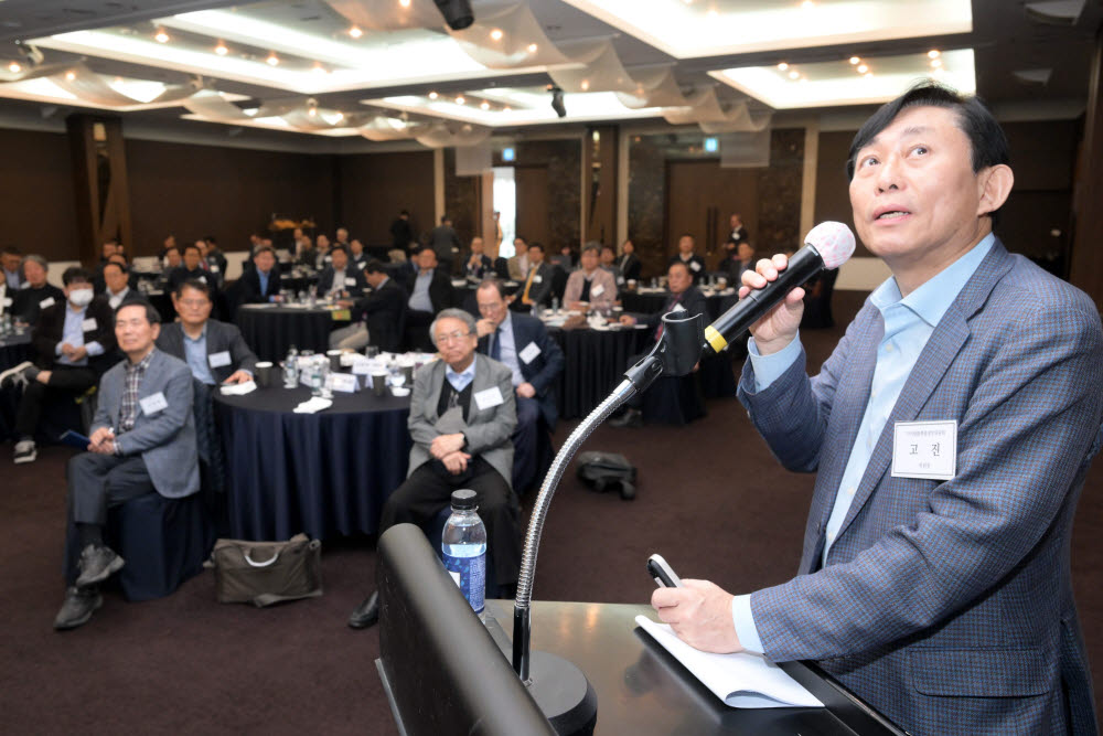 동북아공동체ICT포럼 제81차 조찬간담회가 26일 서울 강남구 삼정호텔에서 열렸다. 고진 디지털플랫폼 정부위원회 위원장이 디지털플랫폼정부 실현계획을 주제로 발표하고 있다. 김민수기자 mskim@etnews.com